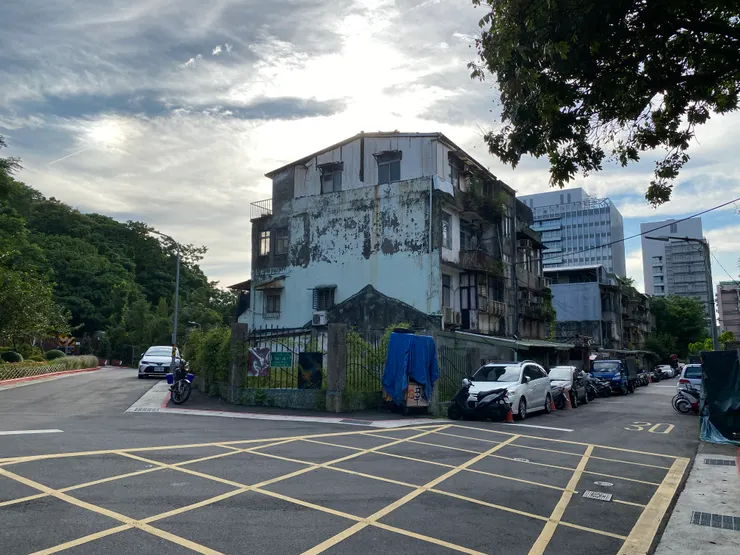 房子左側的汀州路三段104巷40弄,是瑠公圳的分支——「林口支線」。