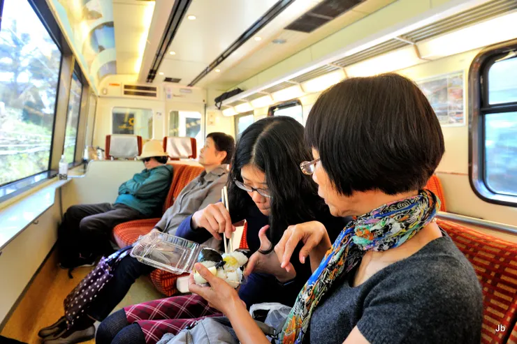 往熱海的觀海火車上吃便當