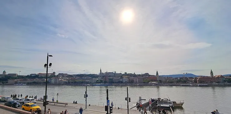 國會大廈走下河邊,就是多瑙河的鞋子雕塑