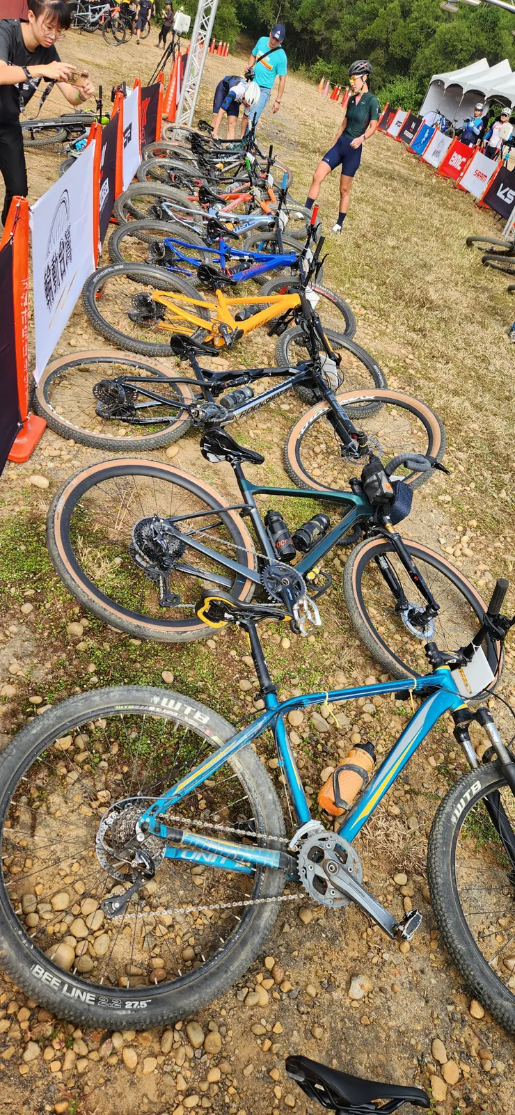 參賽選手的車子一字排開~