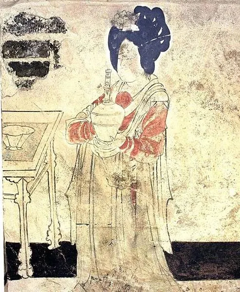 (五代) 王處直墓壁畫中的侍女，手捧花露瓶