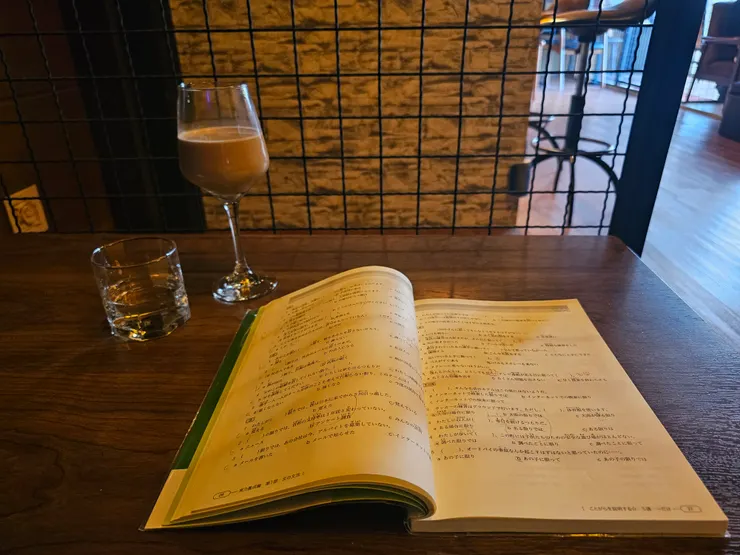 閱讀的話燈光稍暗。