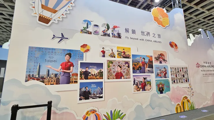 這是華航2026年月曆展示牆!