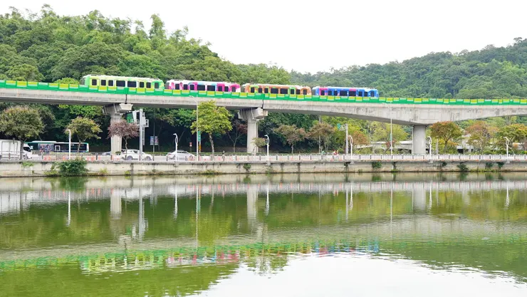 大湖公園在捷運站旁，不時有列車通過。