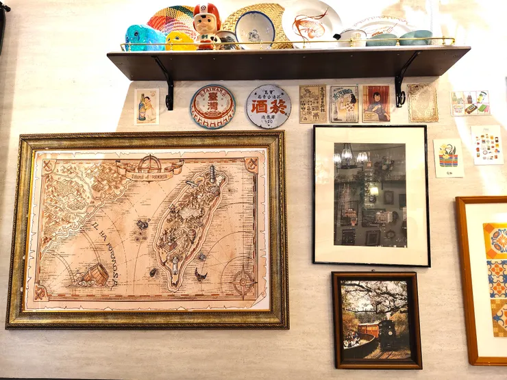 店內一樓陳列「台灣文化牆」，透過臺灣地圖、景點攝影、懷舊小物等，融合世界與在地。
