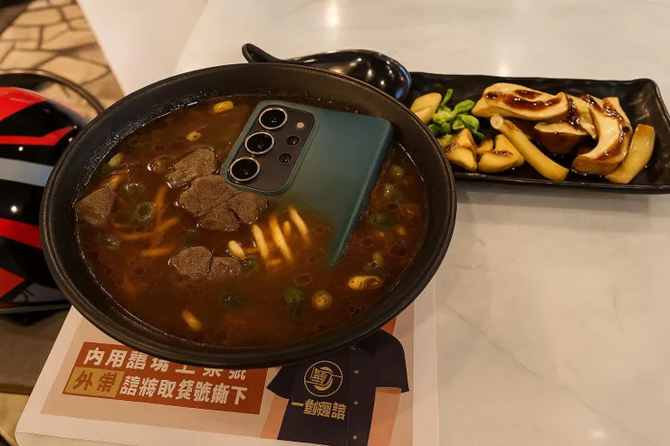 牛肉麵手機