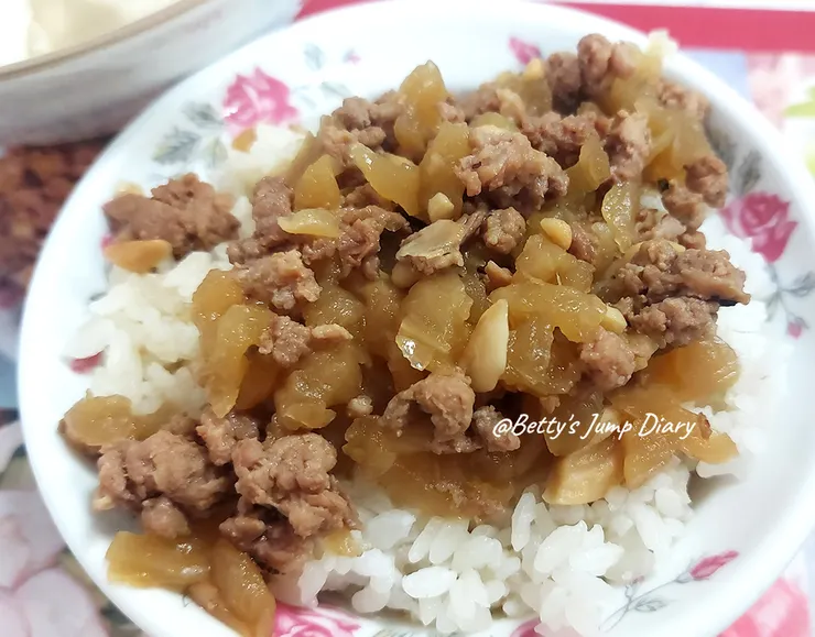 ▲桃園觀光夜市-瓜仔肉飯（小）/圖片來源：Betty's Jump Diary