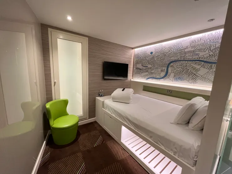 雙人房型，雖然空間不大，但很乾淨