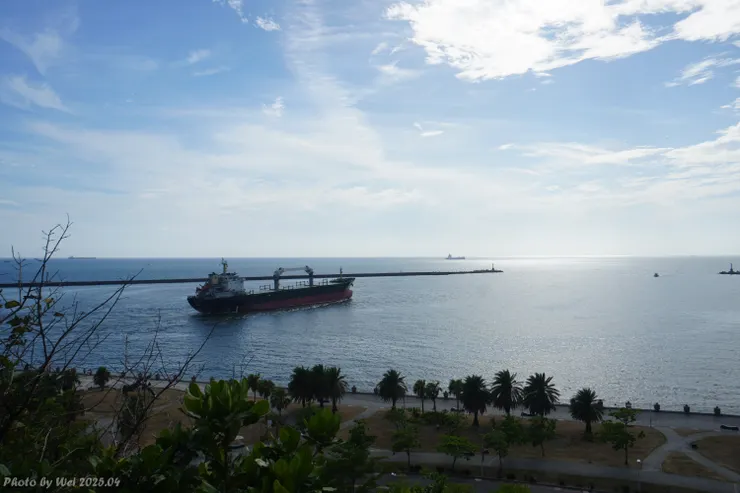 剛好有一艘大船要出港