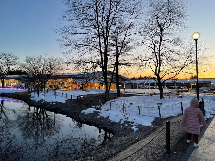 夜幕低垂的輕井澤outlet