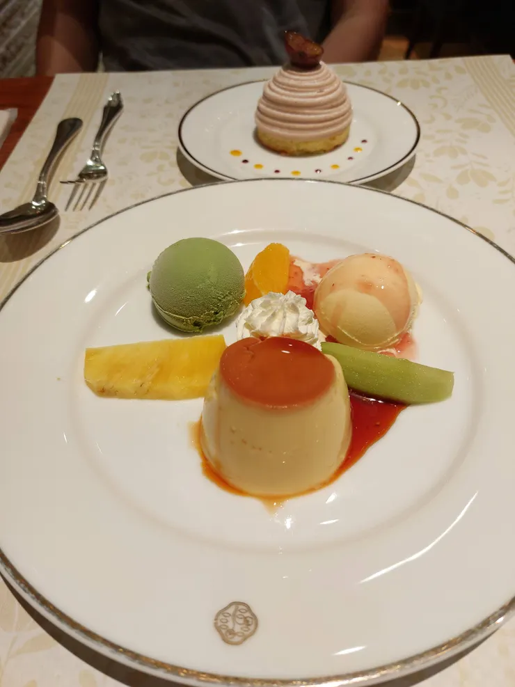 布丁、水果及冰淇淋