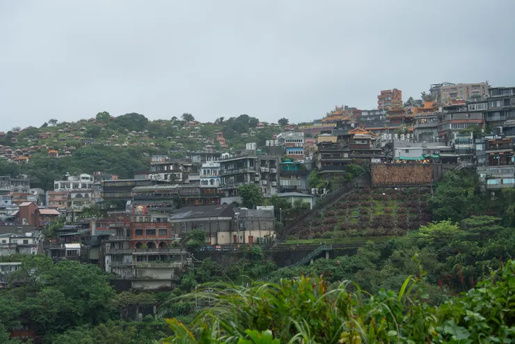 走出步道便可望見山壁上的熱鬧小鎮