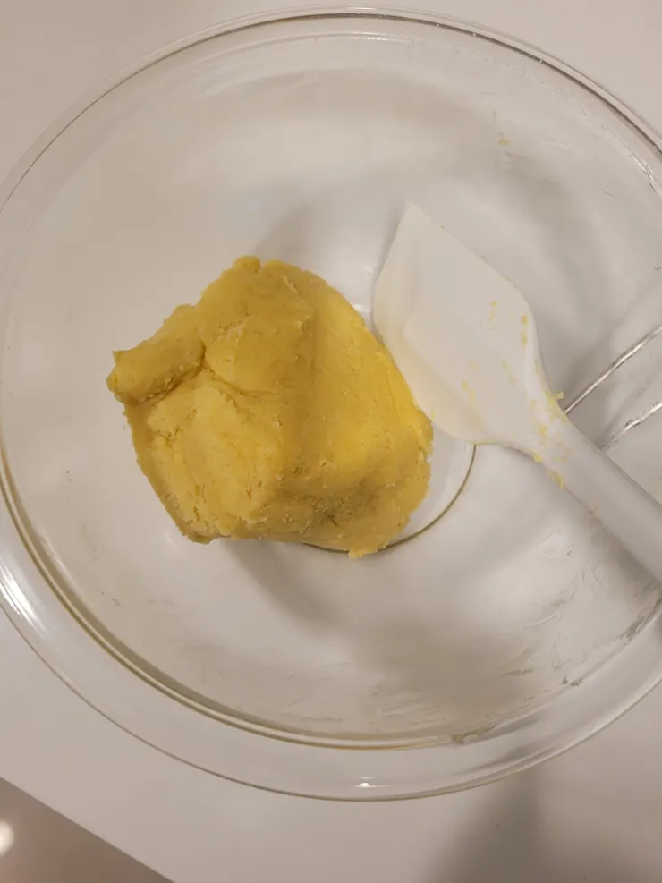 加入粉類切拌完成