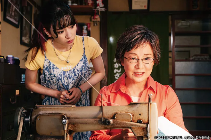 孫女(永野芽郁)號稱新潮但打扮微妙,幸好與嫲嫲(吉永小百合)對手戲溫馨耐看