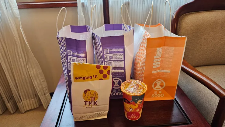 我和老爸在SOGO貢獻良多!我們也買了頂呱呱!