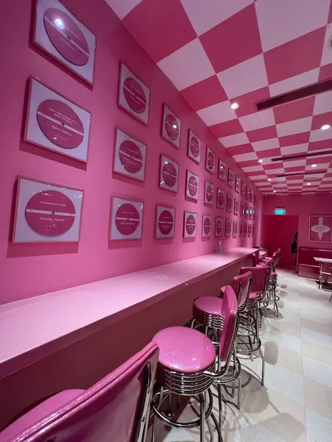 screamer's diner deco, photo by bookarchery