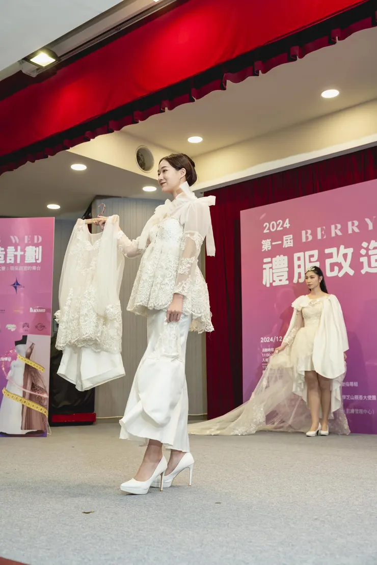 設計師玩出兩套服裝與包包