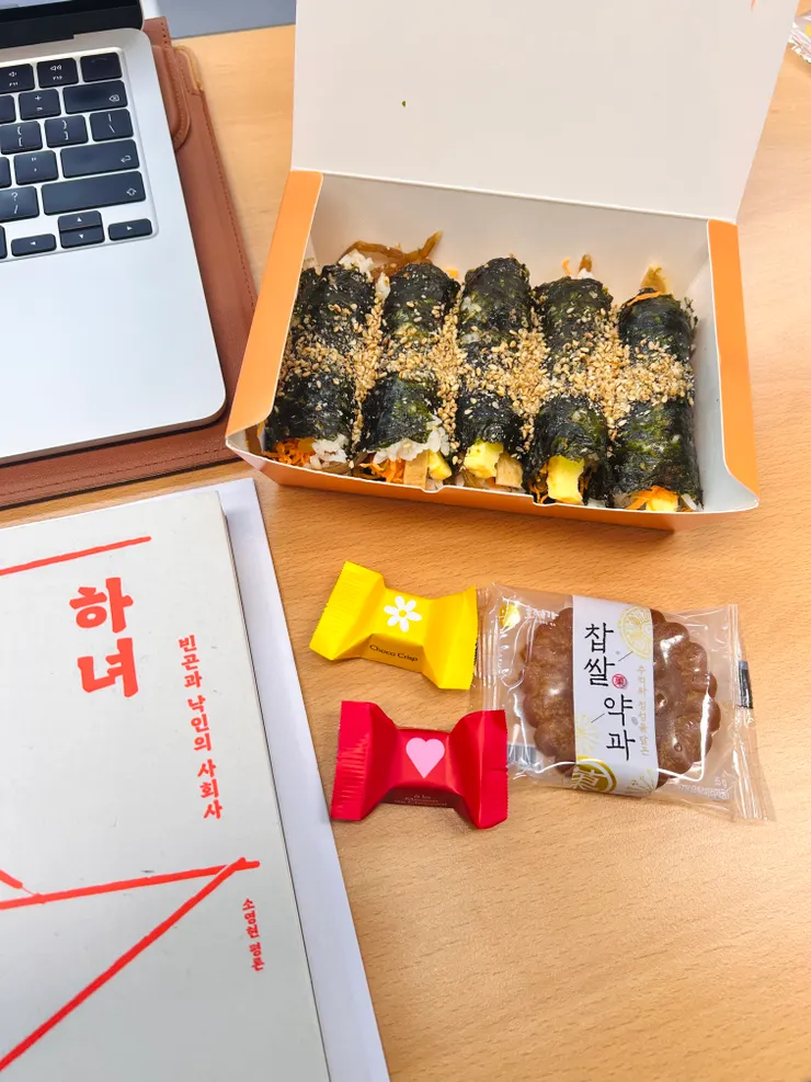 最後一堂高階文學課，教授點了飯捲請大家吃，旁邊的書是教授的著作之一！