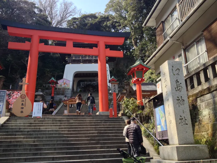 穿過商店街，直奔主要目的地～江島神社