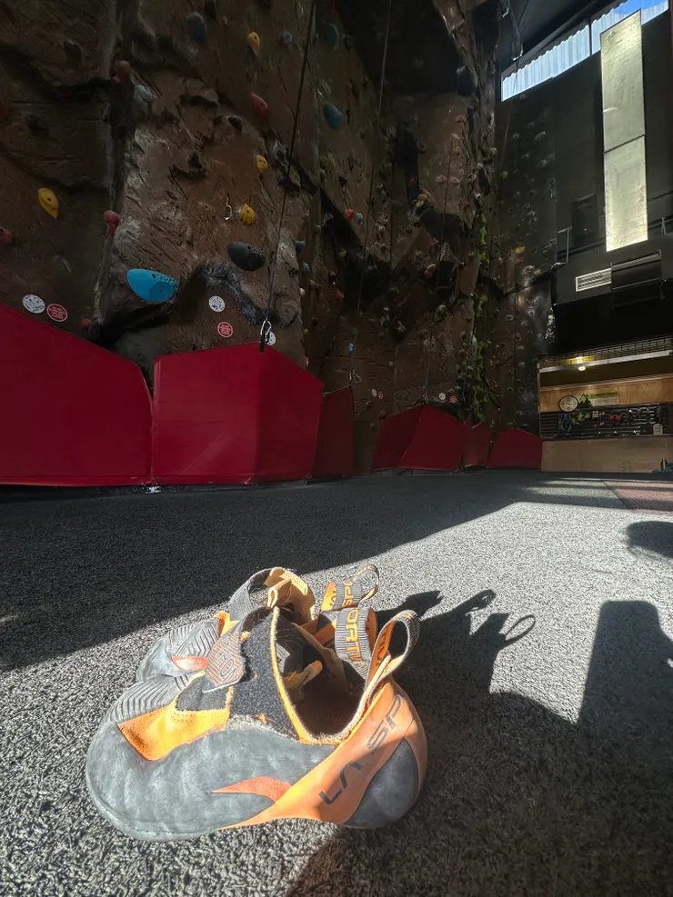 陪我到處去不同岩館探勘的岩鞋