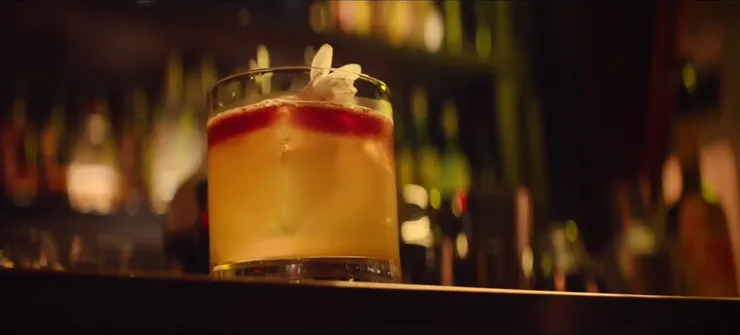 女人推門而去，風鈴響起，夜來香留在了她和男孩共飲過的那杯酒裡。