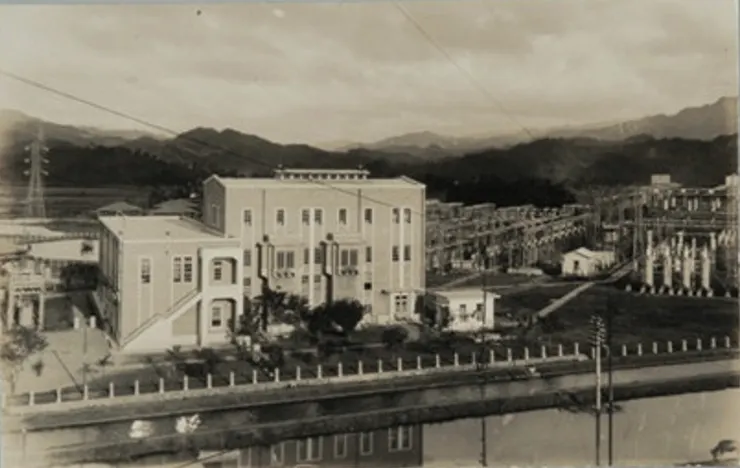 臺北變電所西側可見瑠公圳，清晰映著建築的倒影（圖片來源：國立歷史博物館-臺灣電力株式會社發行「日月潭發電事業繪葉書」系列明信片之一）