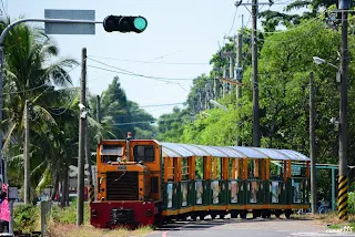 出場觀光列車在廠前道路轉彎(綠燈All right XD