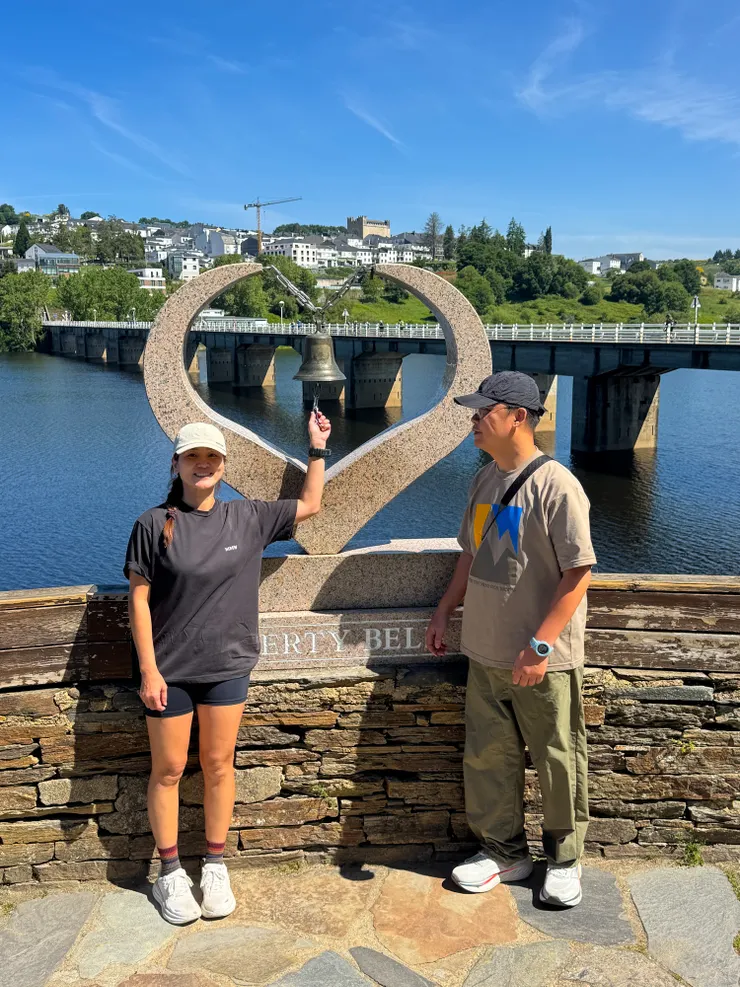 中午12:00抵逹portomarin 謝謝小姐姐主動幫我們拍照。