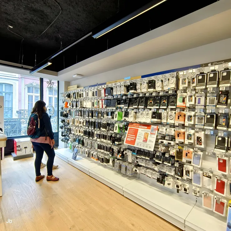 【老城區建築典雅商號應有盡有，侄女品味高帶訪店家俱為首選！但這間只是3C電器行，怡青覺得我的手機殼不安全，想看看能不能找到犀牛盾及強固的吊帶，可惜VIVO少人用，找不到。】