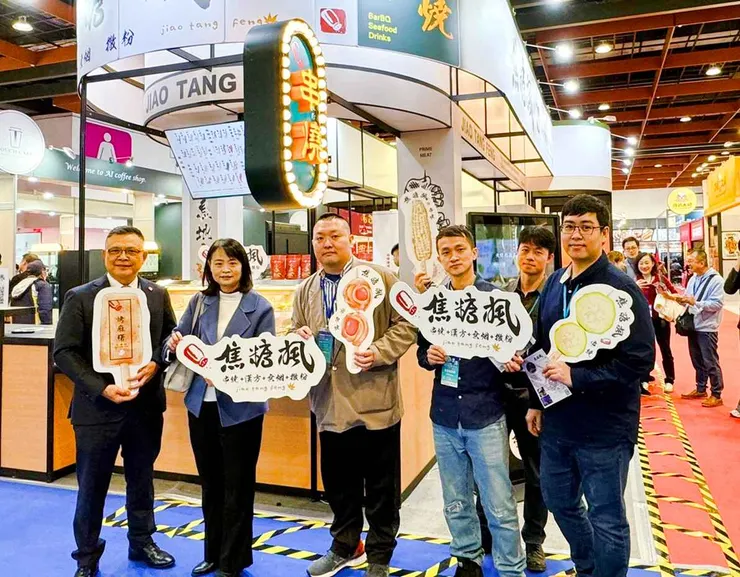 圖說:(左起)台灣連鎖加盟促進協會吳永強理事長、商業署署長-蘇文玲署長、焦糖楓策略長周建誠,在開展第一天就到焦糖楓攤位給予全力支持。(資料來源:焦糖楓)