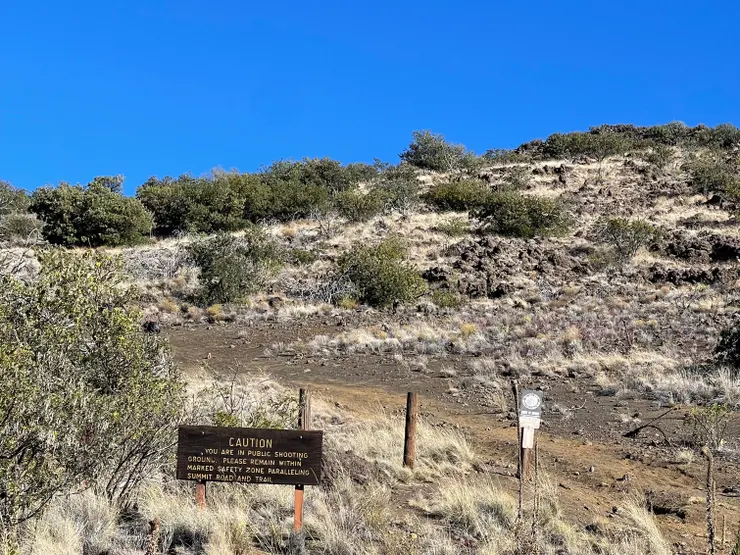 注意：此區域進入公共射擊區域，請勿偏離步道！