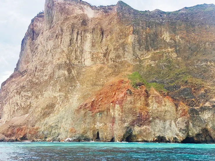 宜蘭-龜山島 || 這一側牛奶海顏色明顯，還有地熱不斷冒煙