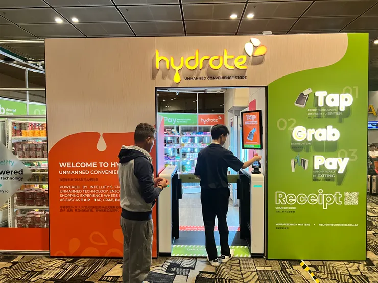新加坡機場轉機時的無人商店,但不知是不是刷卡機壞掉,沒人進得去,變成真正的「無人」商店