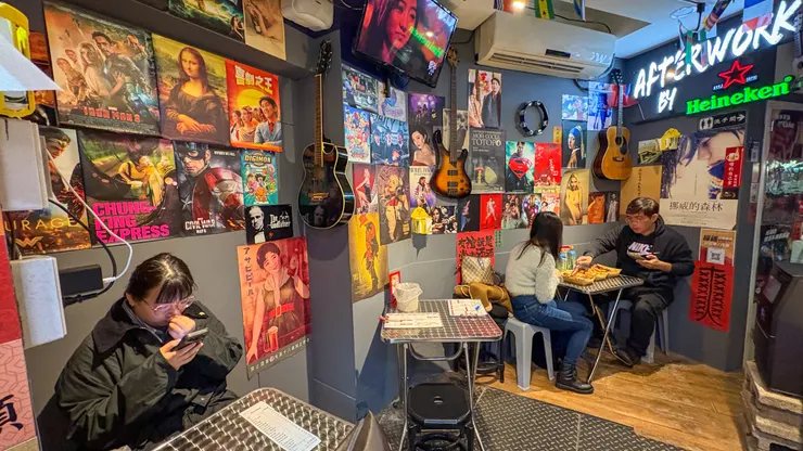 店內座位大概能坐10多人。