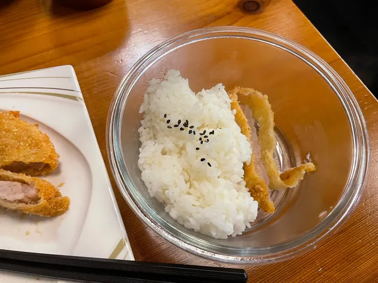 連免費的打包加飯也灑上黑芝麻，可見員工訓練之精細紮實