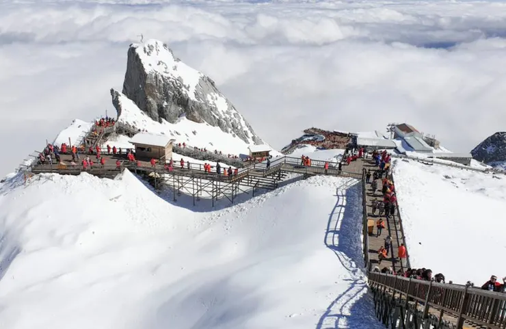 玉龍雪山 ©wonderlustpicstravel/Shutterstock.com