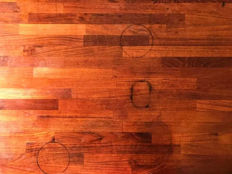 滿是杯漬痕跡的桌板