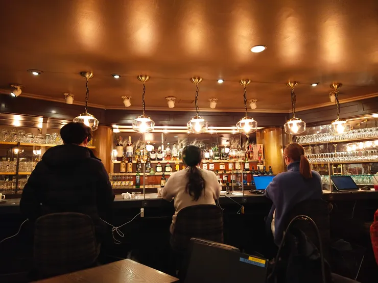 吧台前辦公，有意思！