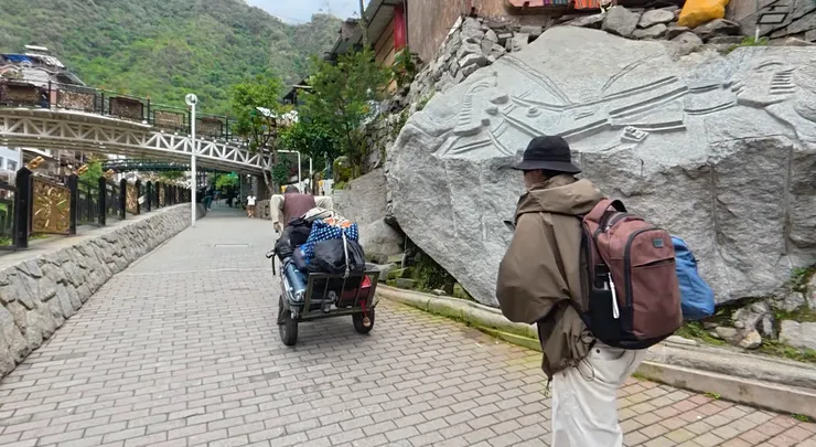 剛好飯店人員要送行李去火車站，我們就跟在他的後面一起走