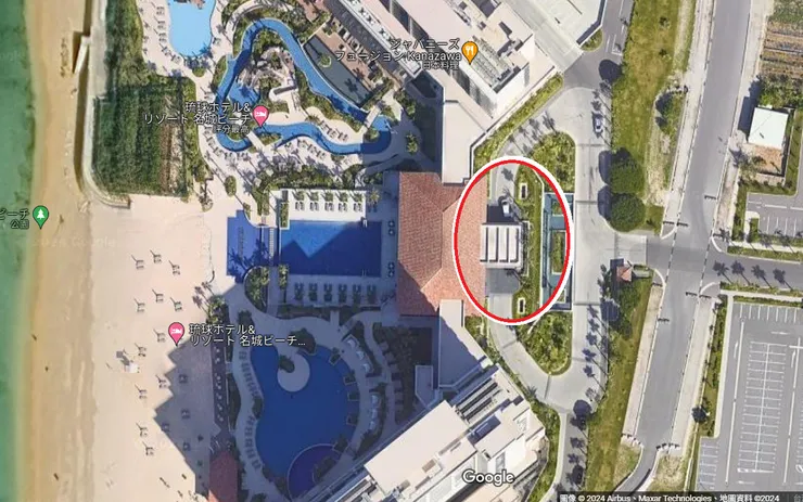 「琉球 hotel & resort 名城海灘」站周遭俯視圖。Google 地圖的位置有點偏，實際上下車點為飯店門口車道。
