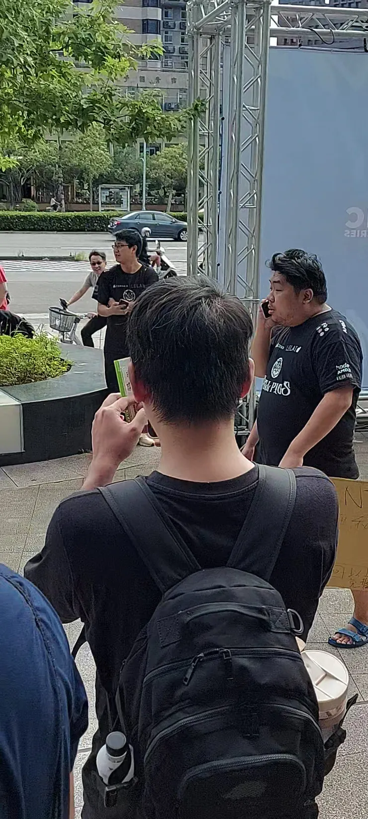 激烈溝通的阿航。