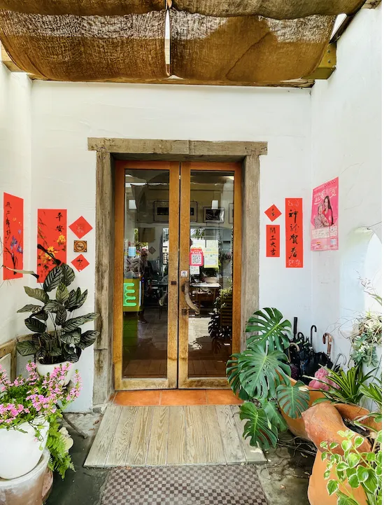田尾綠海咖啡館正門口。