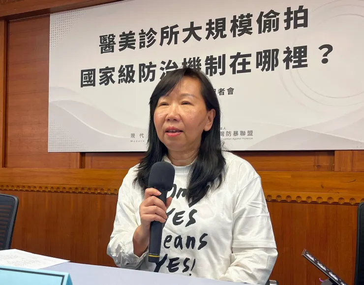 台灣防暴聯盟秘書長廖書雯指出，偷拍設備日益微型化與偽裝化，台灣目前仍缺乏完整的高風險私密空間安全管理制度，不該單靠個人警覺保護自身安全。
