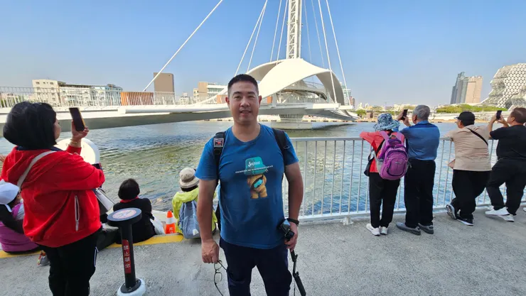 我身後是正在上演開橋秀的高雄大港橋!