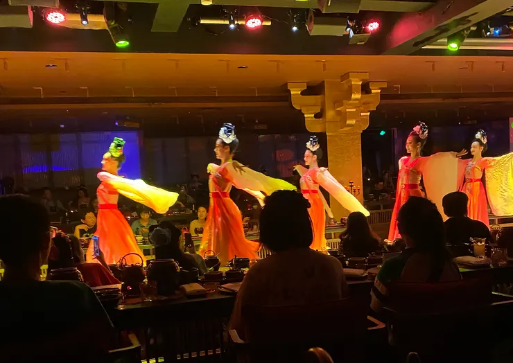 表演不只有跳舞,還有唱歌、打鼓、彈琴等,非常多樣!