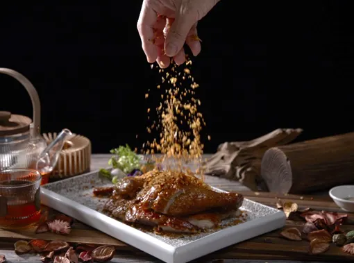 ▲「紅藜麥蒜香脆皮雞」製作耗工費時，獨特的蒜香和酥脆口感，讓脆皮雞擁有豐富的味覺層次，添加台灣在地紅藜麥更為料理增具營養價值。