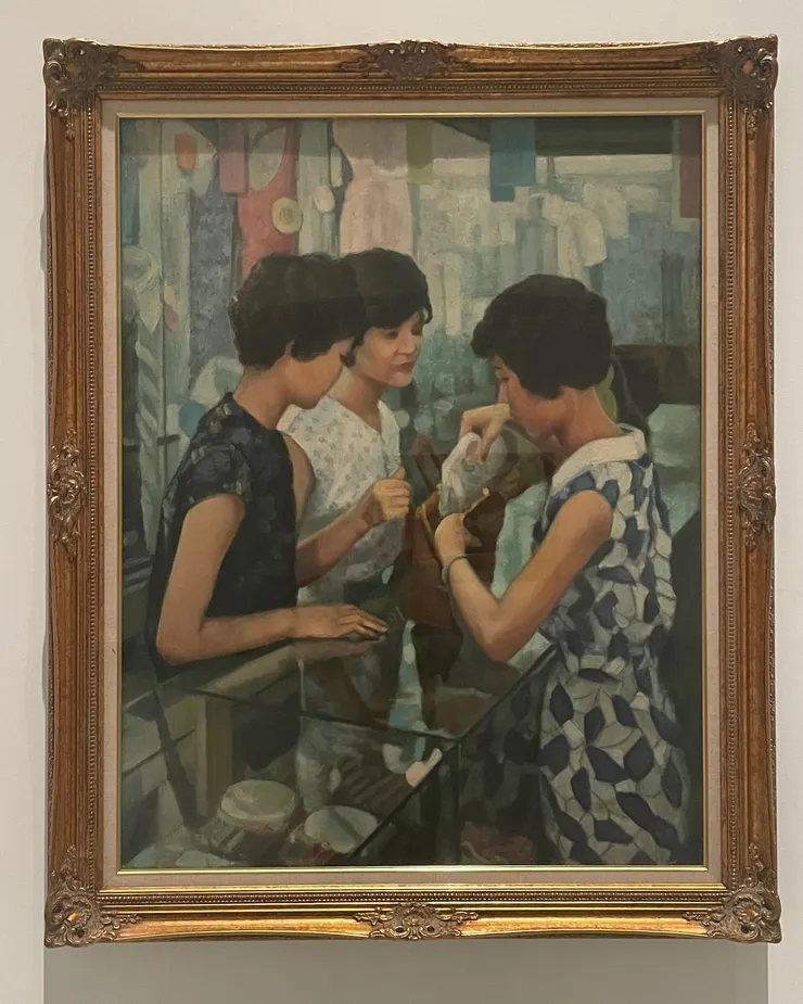 我個人喜歡簡化細節、純粹捕捉光影的作品，這張覺得最迷人的地方是玻璃櫃的反光。本展場的光源讓畫作出現陰影，十分干擾觀畫。