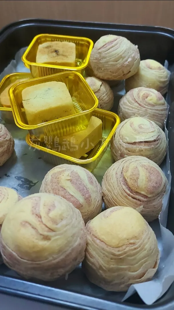 圖片來源：灰鸚鵡小灰寶貝《【蛋黃酥DIY】手工製作螺旋芋頭蛋黃酥＆菠蘿蛋黃酥》https://www.potatomedia.co/s/rVqlny9