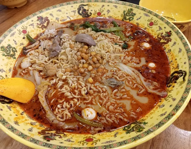 看著紅通通的辣油浮在碗中，令人不禁食指大動（圖源／作者提供）