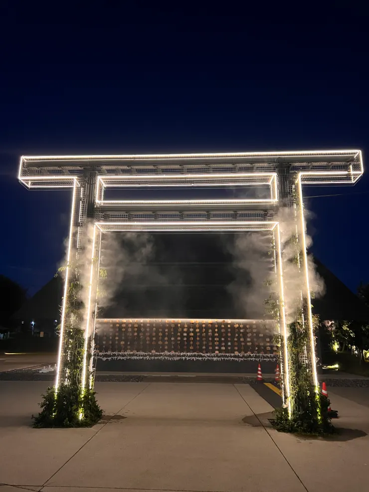 晚上外面現代化的鳥居